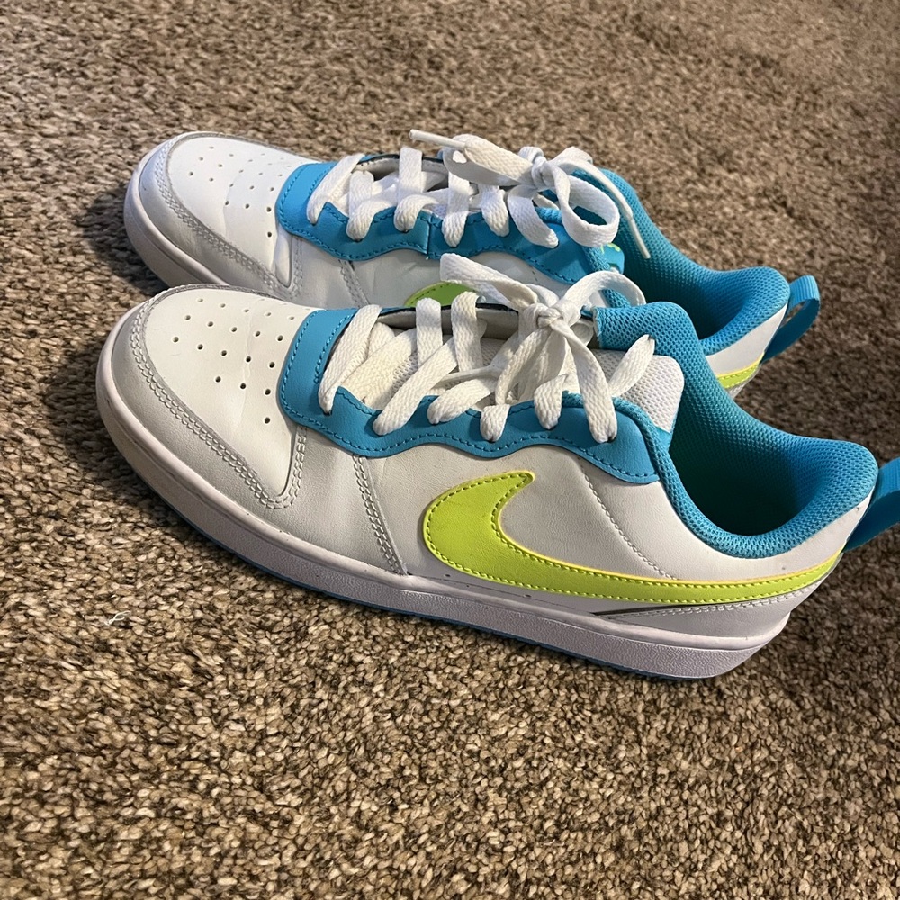 Nike tennis shoes. Womens/kids